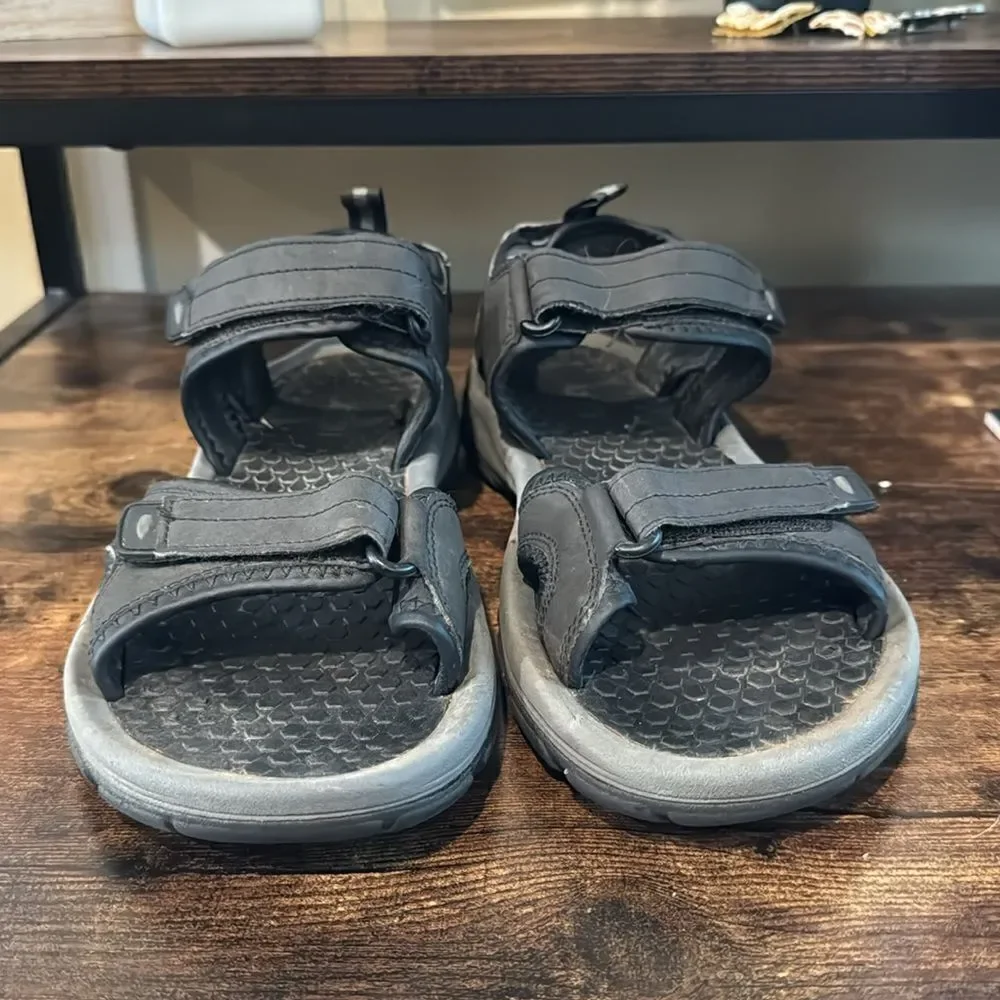 Khombu black Barracuda Sandals size 10